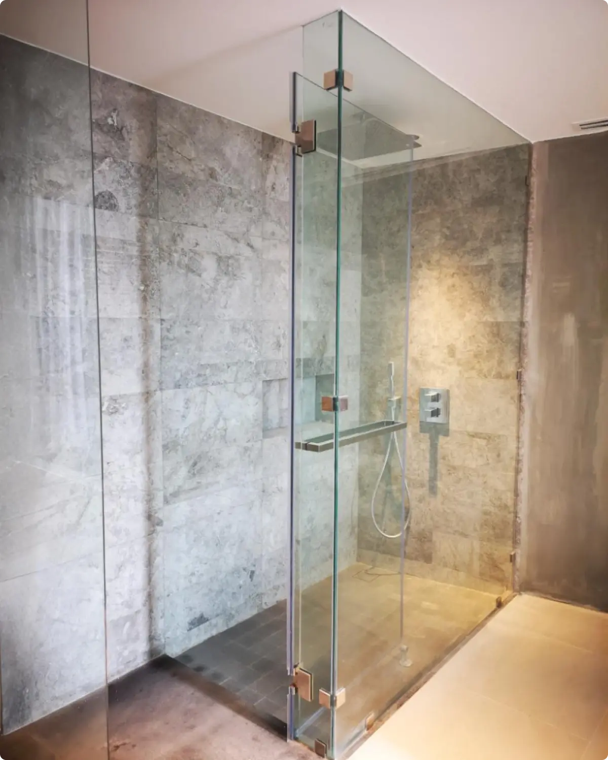 Semi-framed shower screen custom-made by Alumalite in a Ballina bathroom renovation